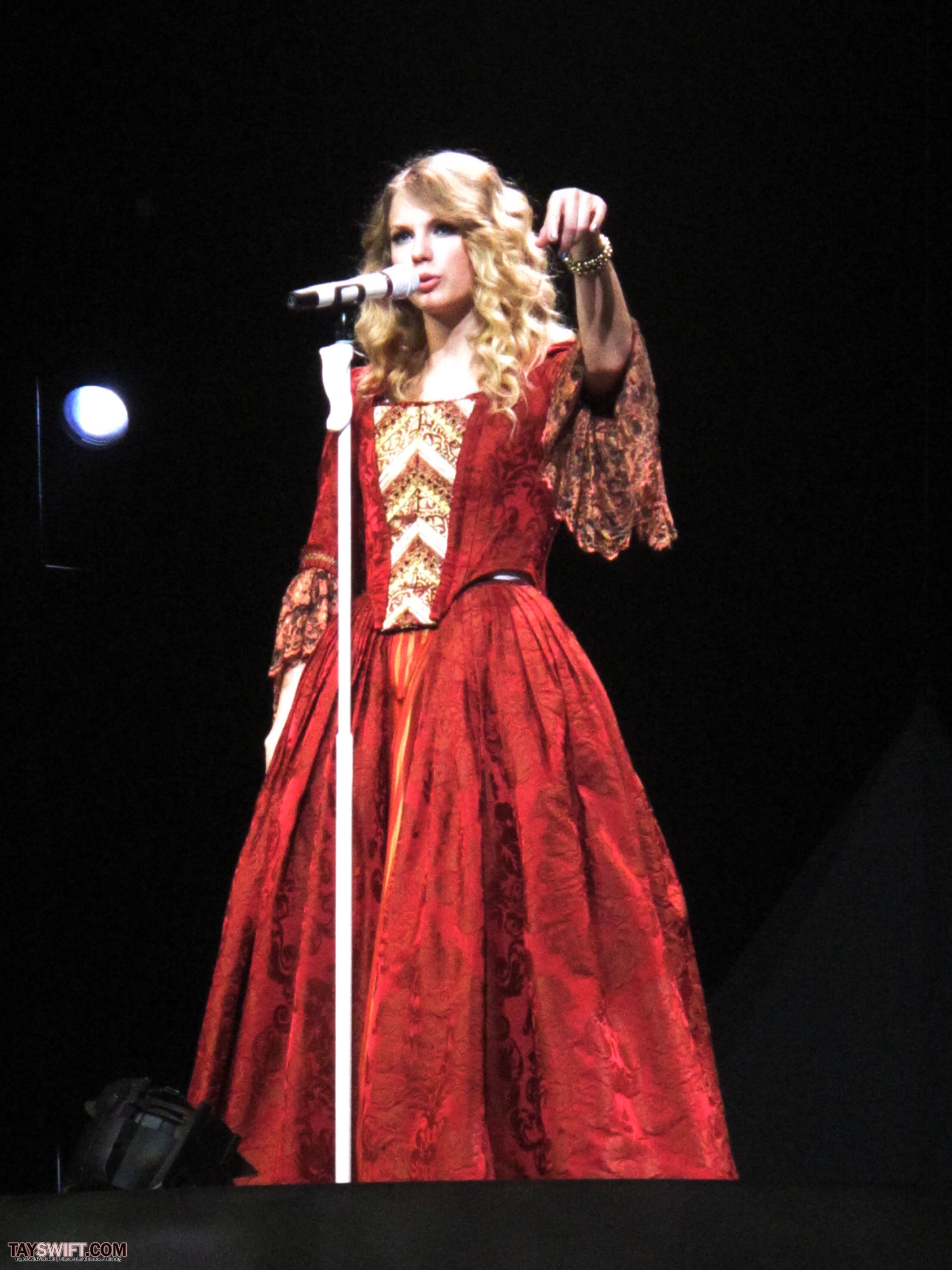 November 23 - London, United Kingdom - HQ - Taylor Swift Web Photo